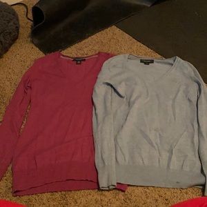2 M wool v-neck sweaters